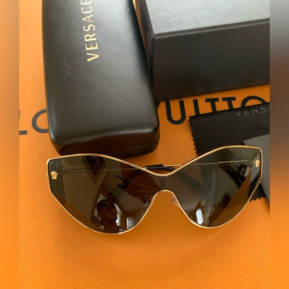 Gorgeous Versace Medusa Sunglasses - Picture 9 of 12